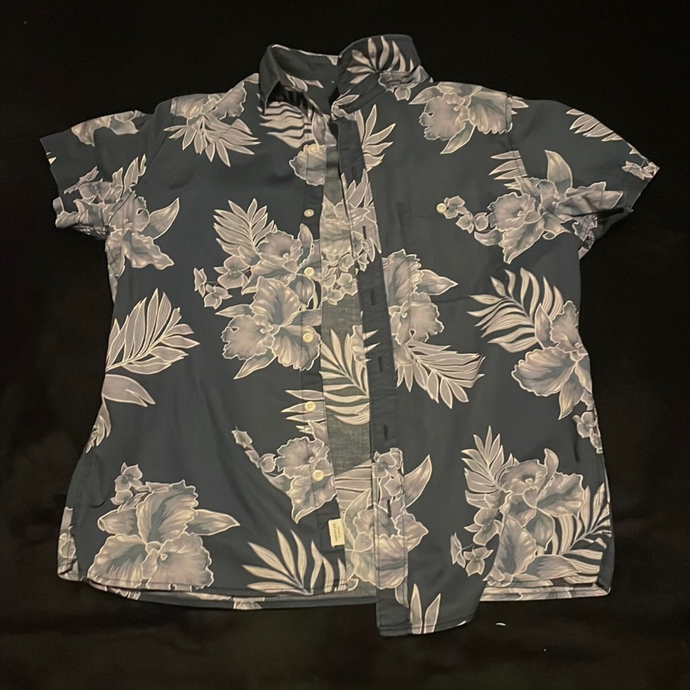 American Eagle Hawaiian button up shirt.